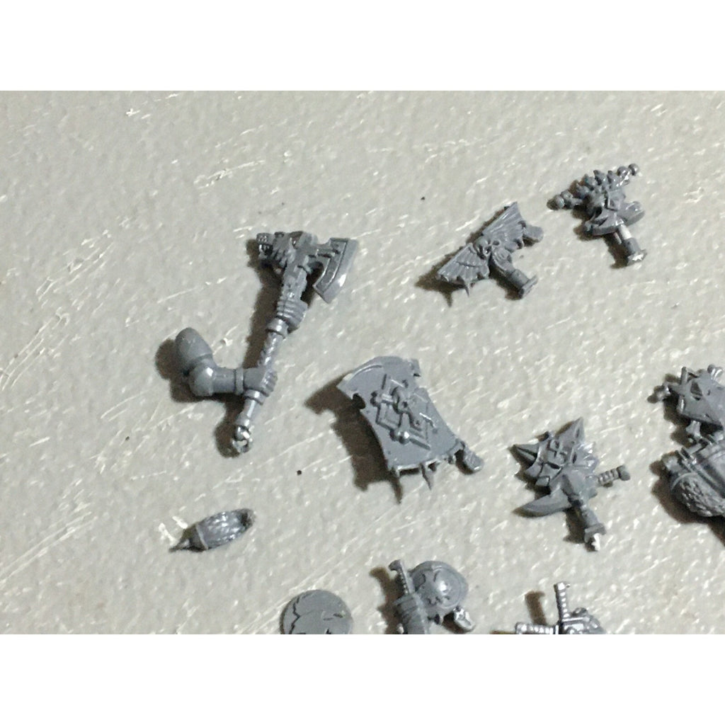 A22558 WARHAMMER 40K SPACE MARINES WOLVES BITS LOT BANNER ACCESSORY SHIELD GW