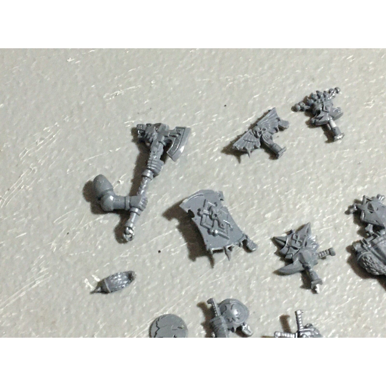 A22558 WARHAMMER 40K SPACE MARINES WOLVES BITS LOT BANNER ACCESSORY SHIELD GW