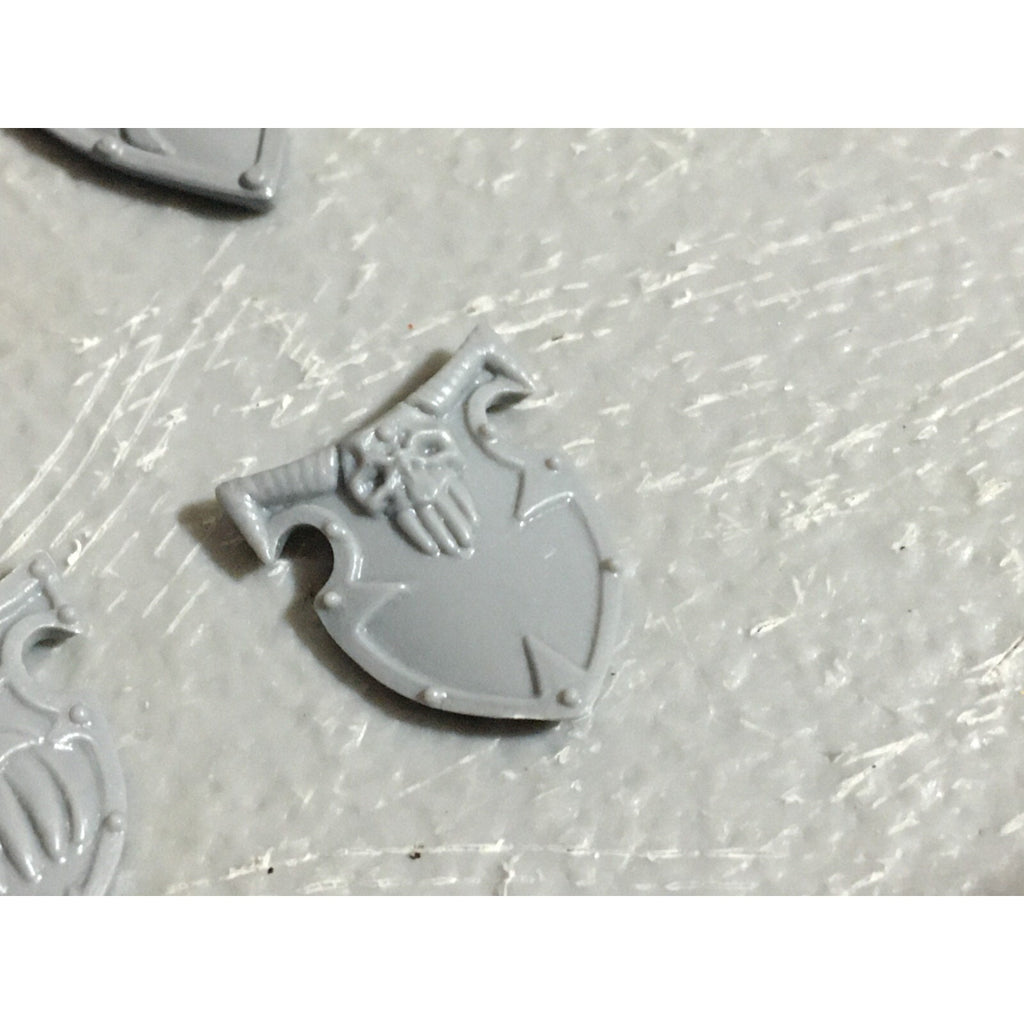 A22247 WARHAMMER FANTASY CHAOS MORTALS BITS LOT WARRIORS KNIGHTS SHIELDS GW OOP