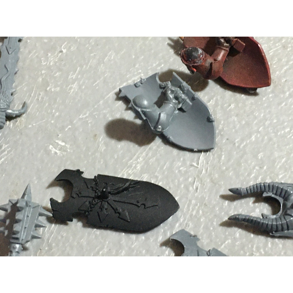 A22244 WARHAMMER FANTASY CHAOS MORTALS BITS LOT KNIGHTS SHIELDS GW