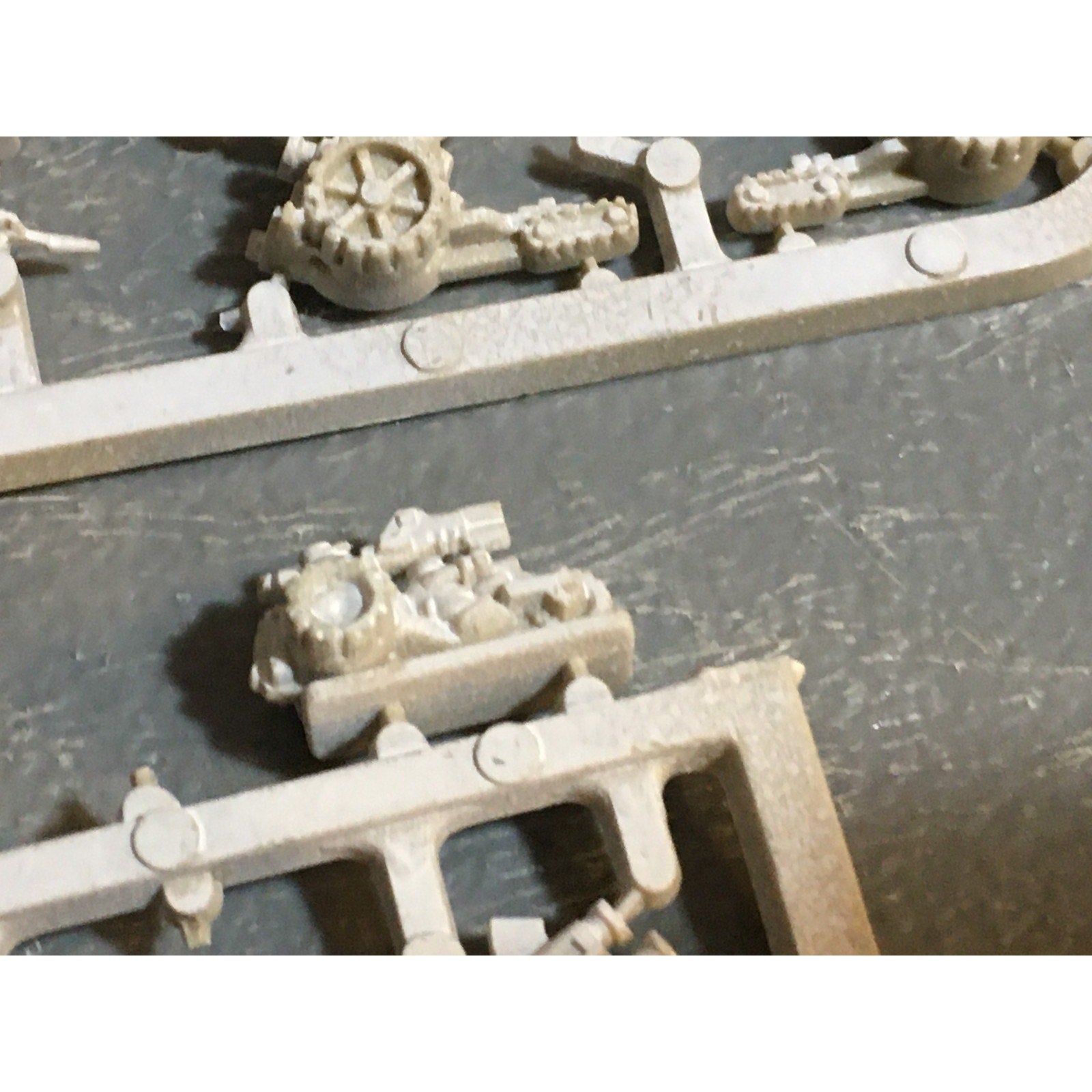 A24559 EPIC 40K SPACE MARINES SQUATS TRIKES THUDD GUNS ON SPRUE GW