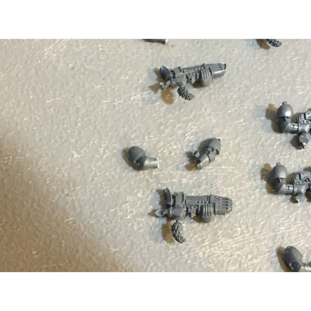 A29737 WARHAMMER 40K SPACE MARINES WOLVES BITS LOT BOLTERS PLASMA AXE ARMS GW