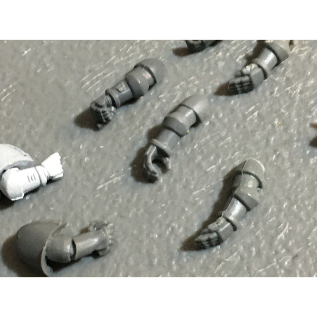 A22996 WARHAMMER 40K SPACE MARINES BITS LOT ARMS GW GAMES WORKSHOP