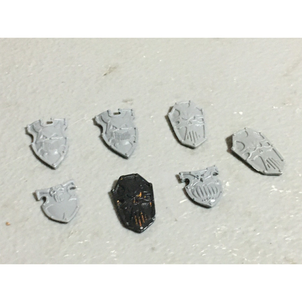 A22249 WARHAMMER FANTASY CHAOS MORTALS BITS LOT WARRIORS KNIGHTS SHIELDS GW OOP