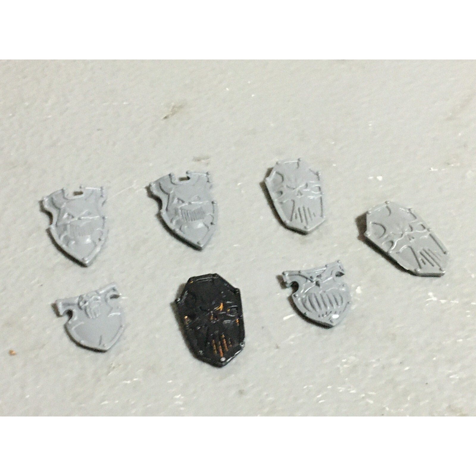A22249 WARHAMMER FANTASY CHAOS MORTALS BITS LOT WARRIORS KNIGHTS SHIELDS GW OOP