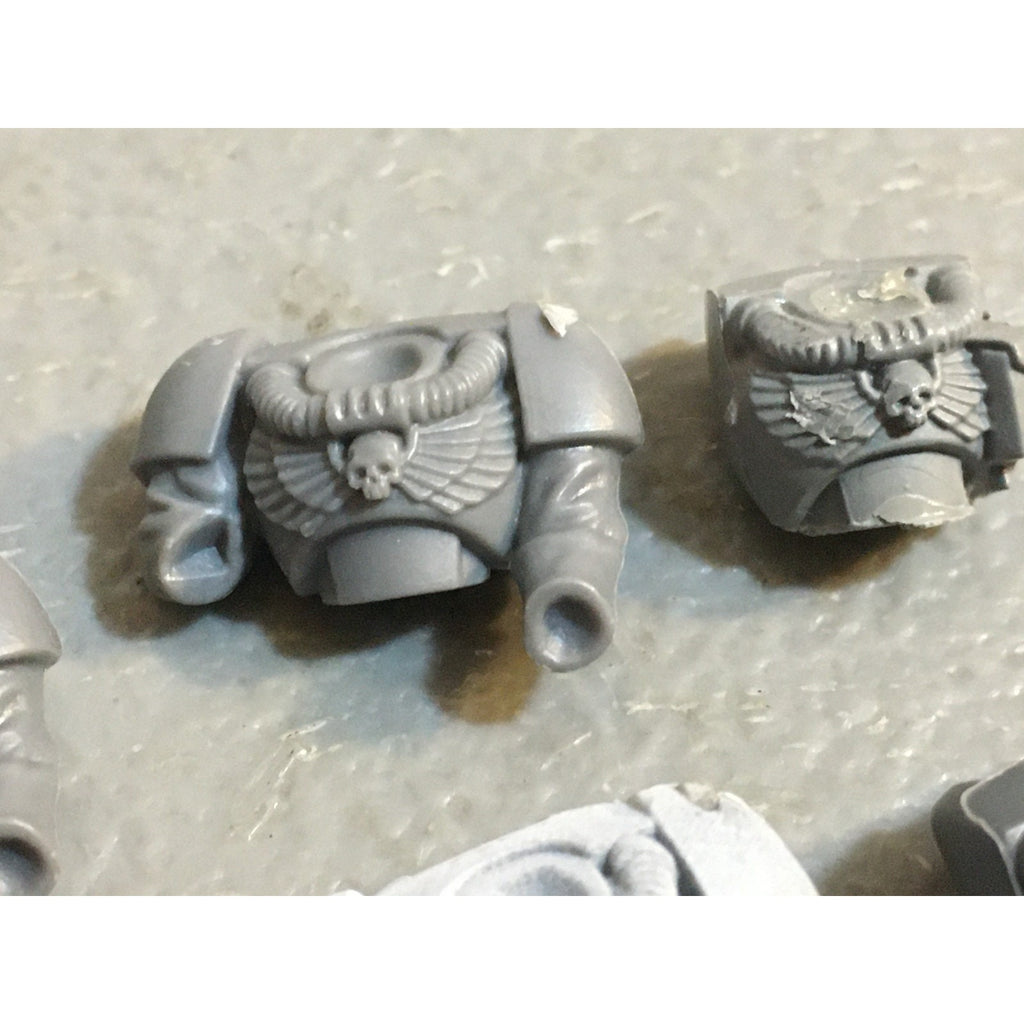 A33846 WARHAMMER 40K SPACE MARINES BITS LOT SCOUTS TORSO CHEST GW