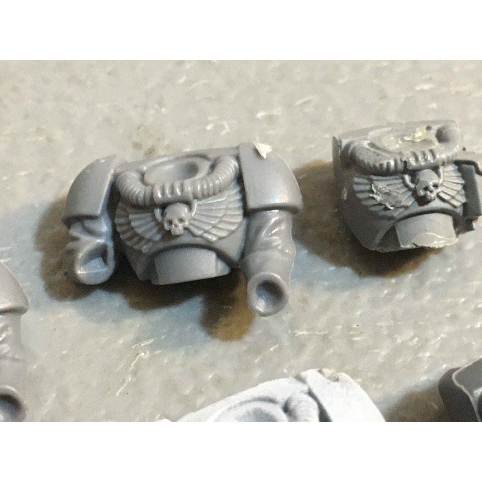 A33846 WARHAMMER 40K SPACE MARINES BITS LOT SCOUTS TORSO CHEST GW