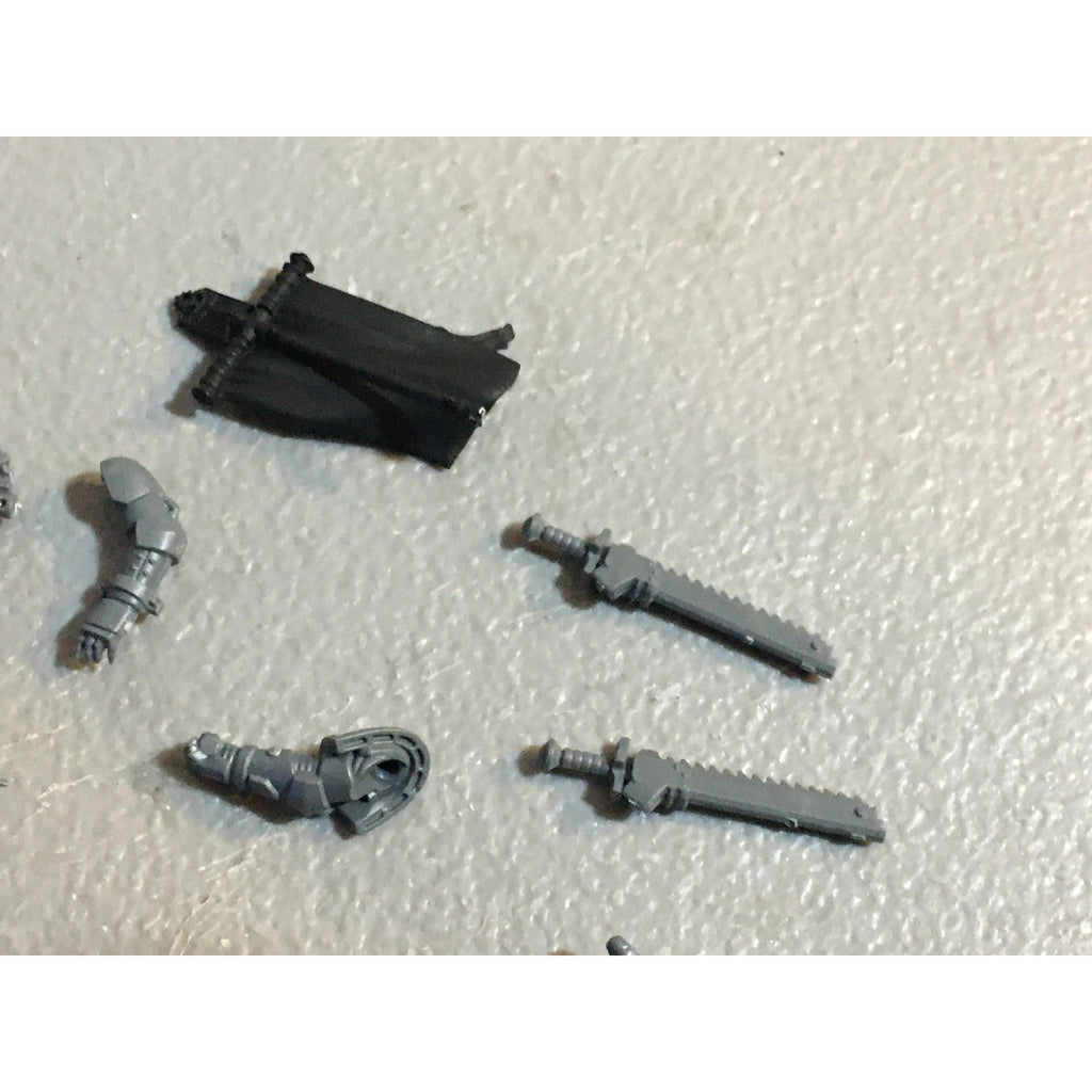 A29487 WARHAMMER 40K SPACE MARINES DARK ANGELS BITS LOT ROBE ARM BOLTER GW