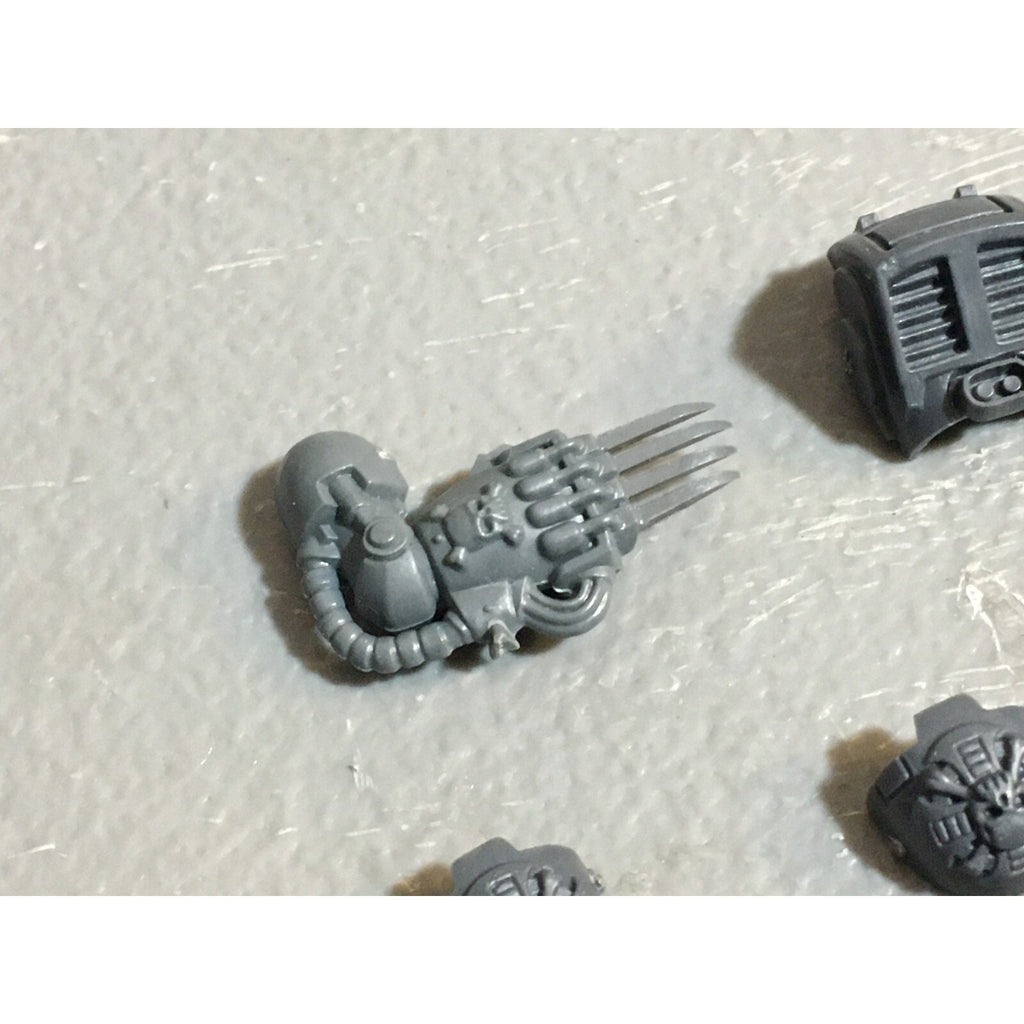 A23021 WARHAMMER 40K SPACE MARINES BITS LOT LIGHTNING CLAWS TERMINATORS GW