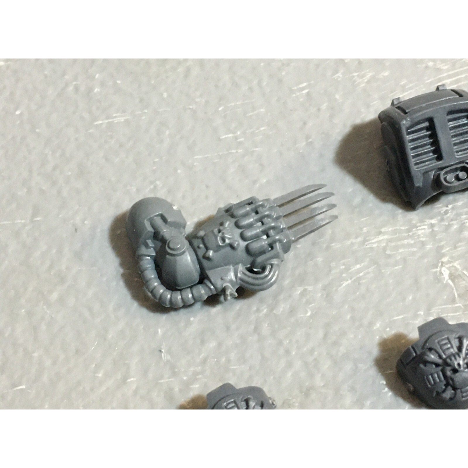 A23021 WARHAMMER 40K SPACE MARINES BITS LOT LIGHTNING CLAWS TERMINATORS GW