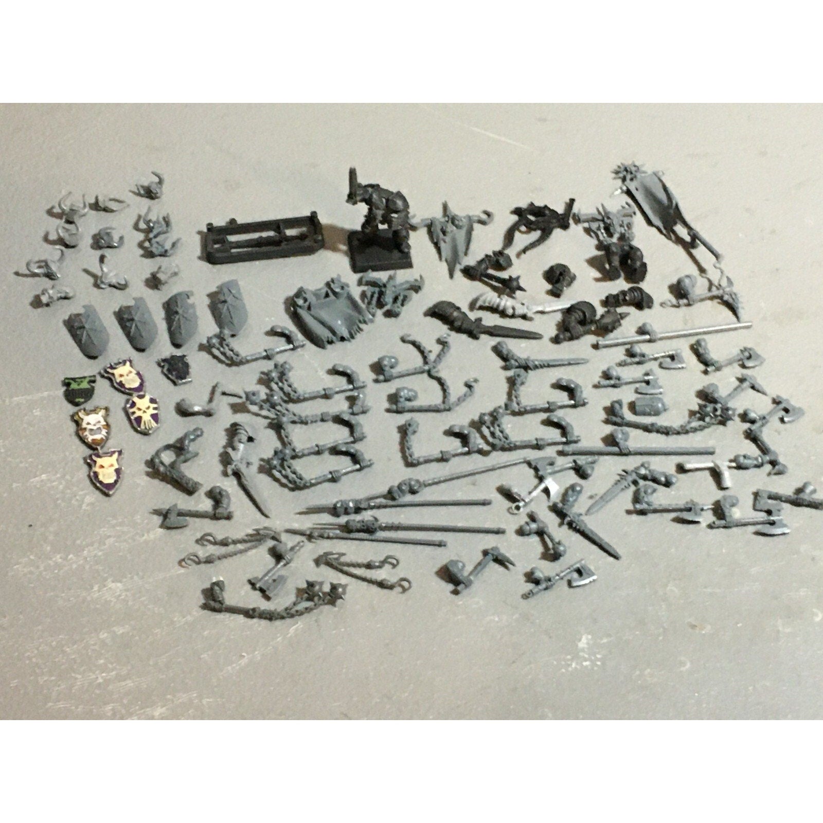 A21064 WARHAMMER FANTASY CHAOS MORTALS BITS LOT MARAUDERS WARRIORS FLAILS HEADS