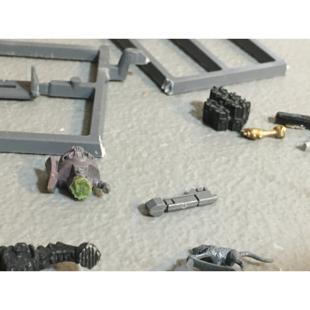 A32874 WARHAMMER 40K MIXED BITS LOT SPACE MARINES WOLVES CHAOS GW