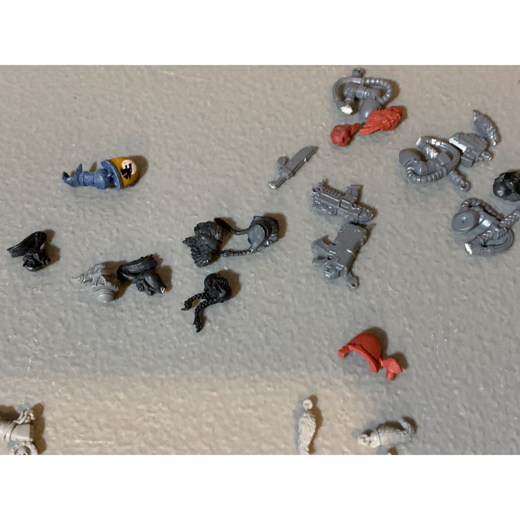 A22913 WARHAMMER 40K SPACE MARINES SPACE WOLVES BITS LOT WOLF TAILS HEADS