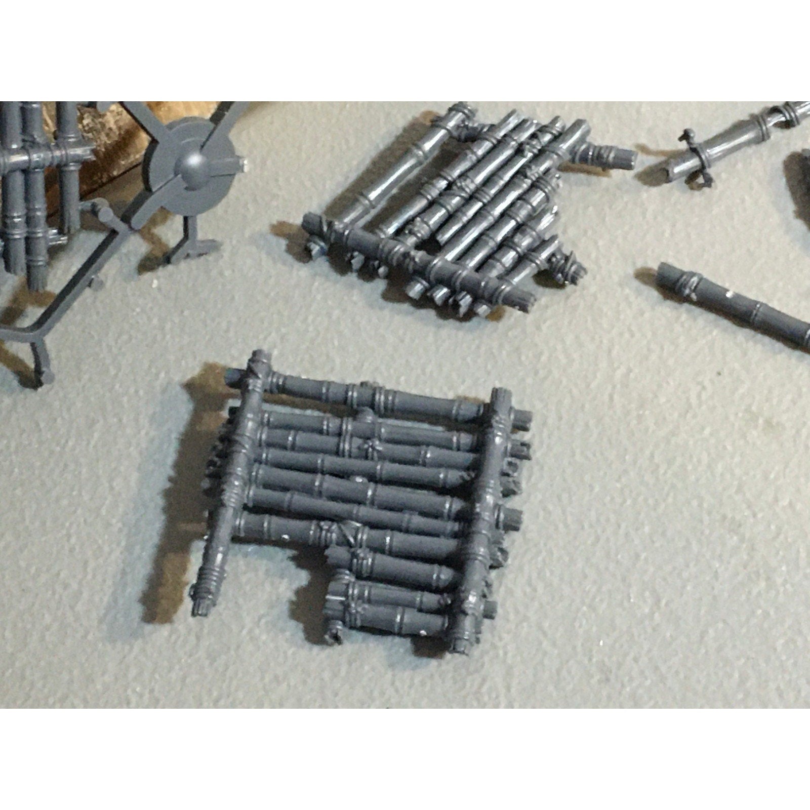 A32568 UNKNOWN MINIATURES PLASTIC BITS LOT FANTASY TERRAIN TREE BRIDGE PARTS GW