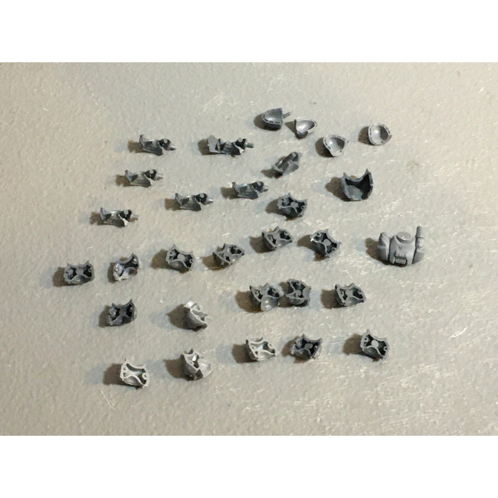 A29448 WARHAMMER 40K SPACE MARINES BITS LOT TORSO PARTS SHOULDER PADS GW