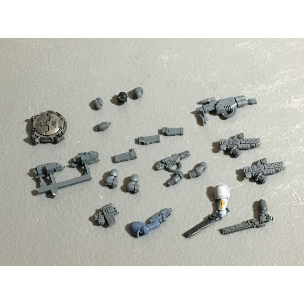 A22269 WARHAMMER 40K SPACE MARINES BITS LOT MIXED HANDS WEAPON GAMES WORKSHOP GW