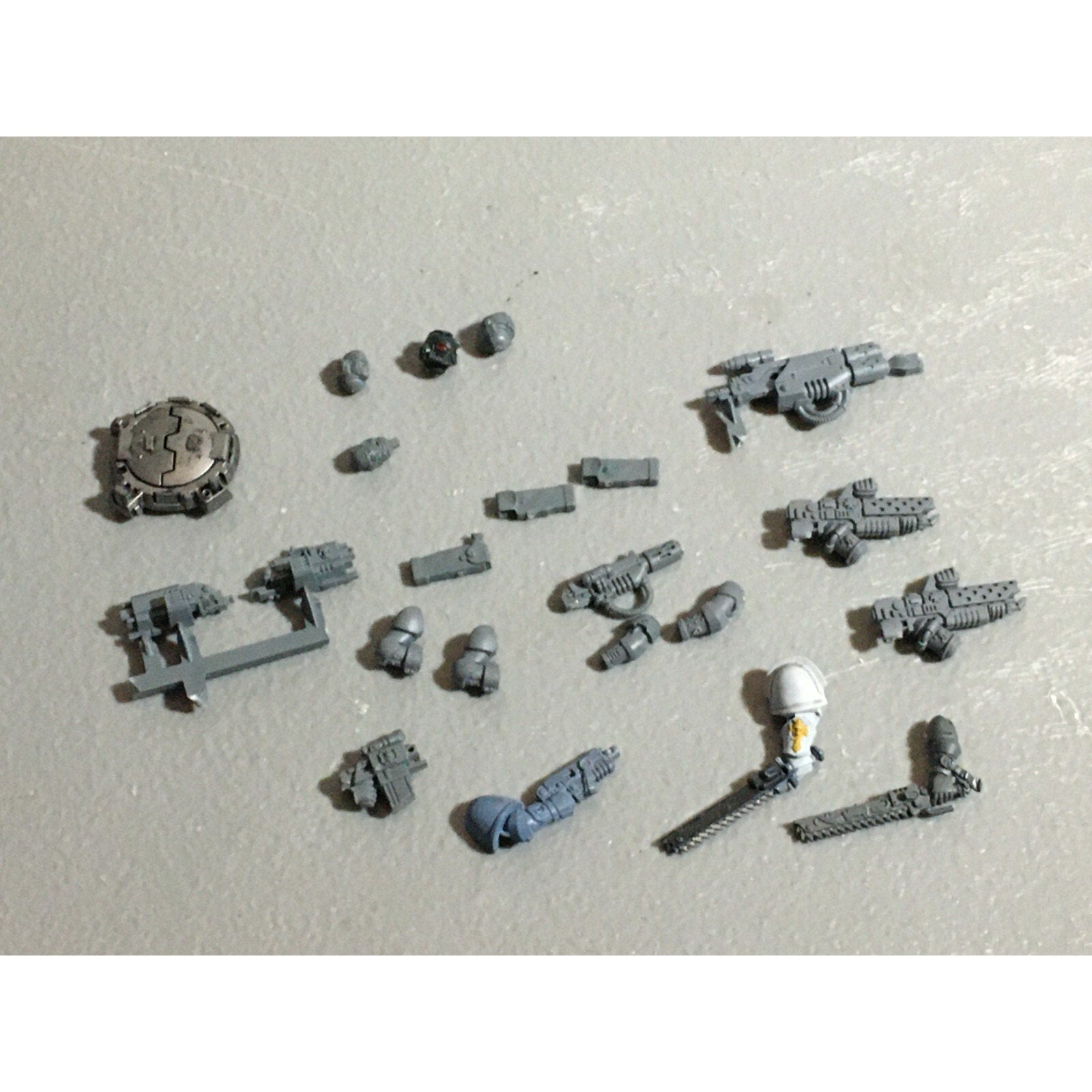 A22269 WARHAMMER 40K SPACE MARINES BITS LOT MIXED HANDS WEAPON GAMES WORKSHOP GW