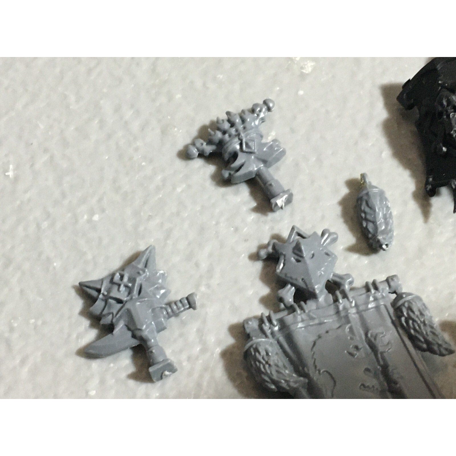 A22561 WARHAMMER 40K SPACE MARINES WOLVES BITS LOT BANNER ACCESSORY SHIELD GW