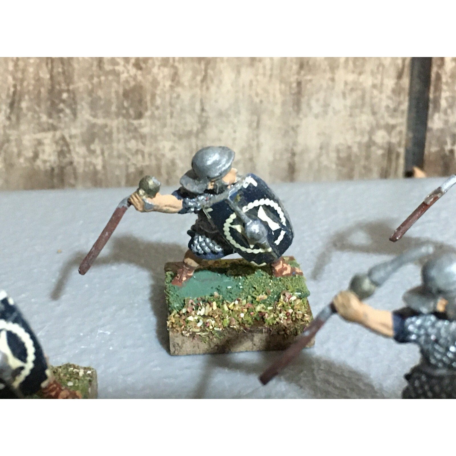 A23531 UNKNOWN METAL MINIATURES SOLDIERS WARRIORS ROMAN MISS 2 SPEARS