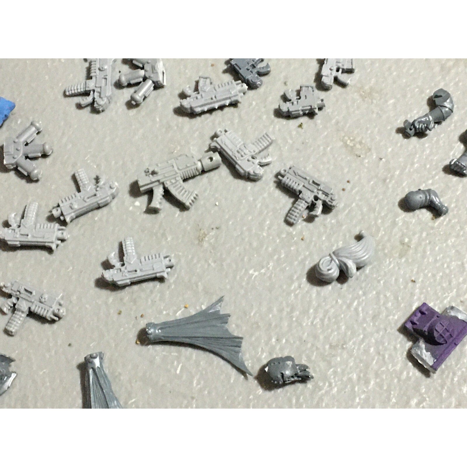 A22418 WARHAMMER 40K MIXED BITS LOT BOLTERS HEADS ARMS GAMES WORKSHOP GW
