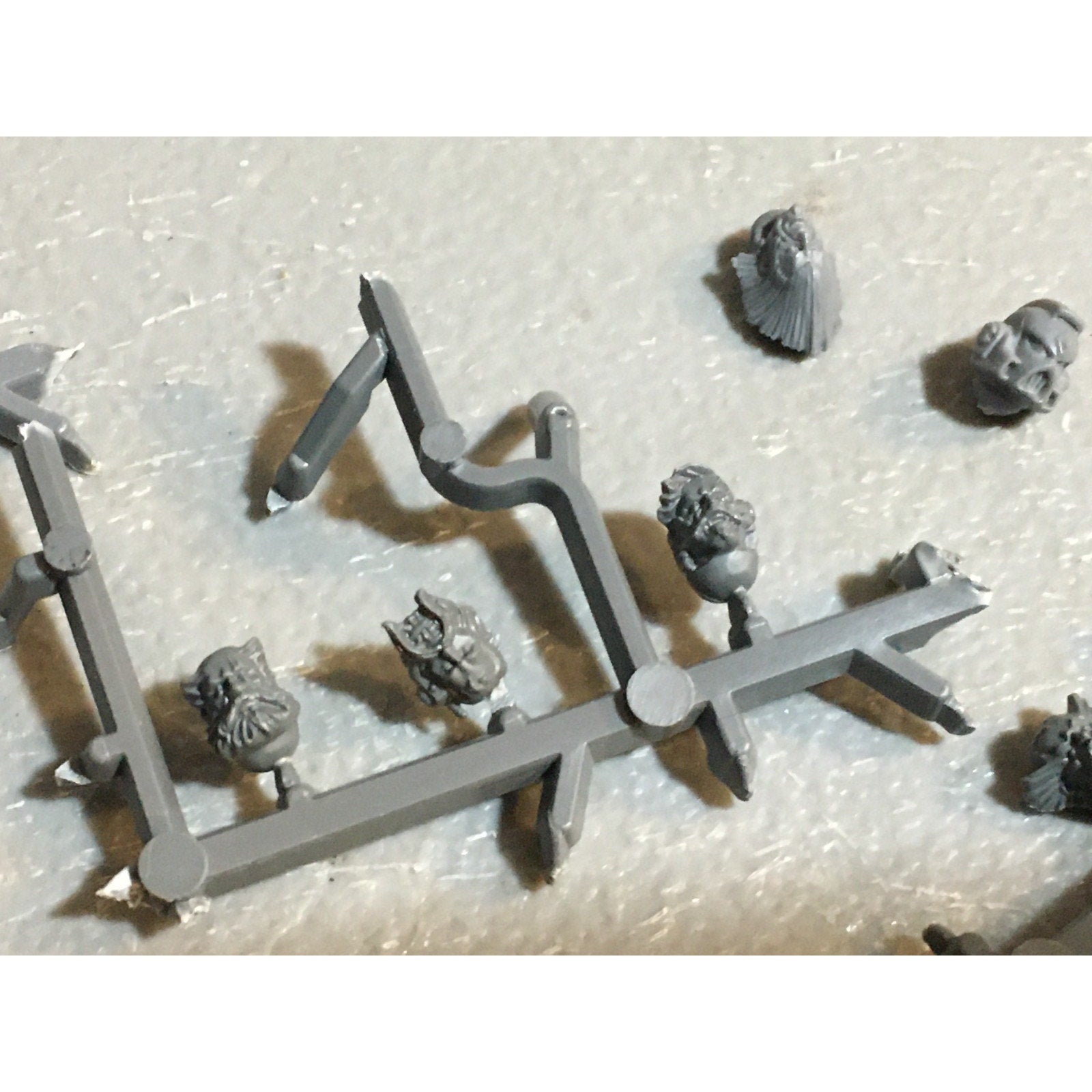 A24577B WARHAMMER 40K SPACE MARINES WOLVES BITS LOT HEADS 18 PK GAMES WORKSHOP