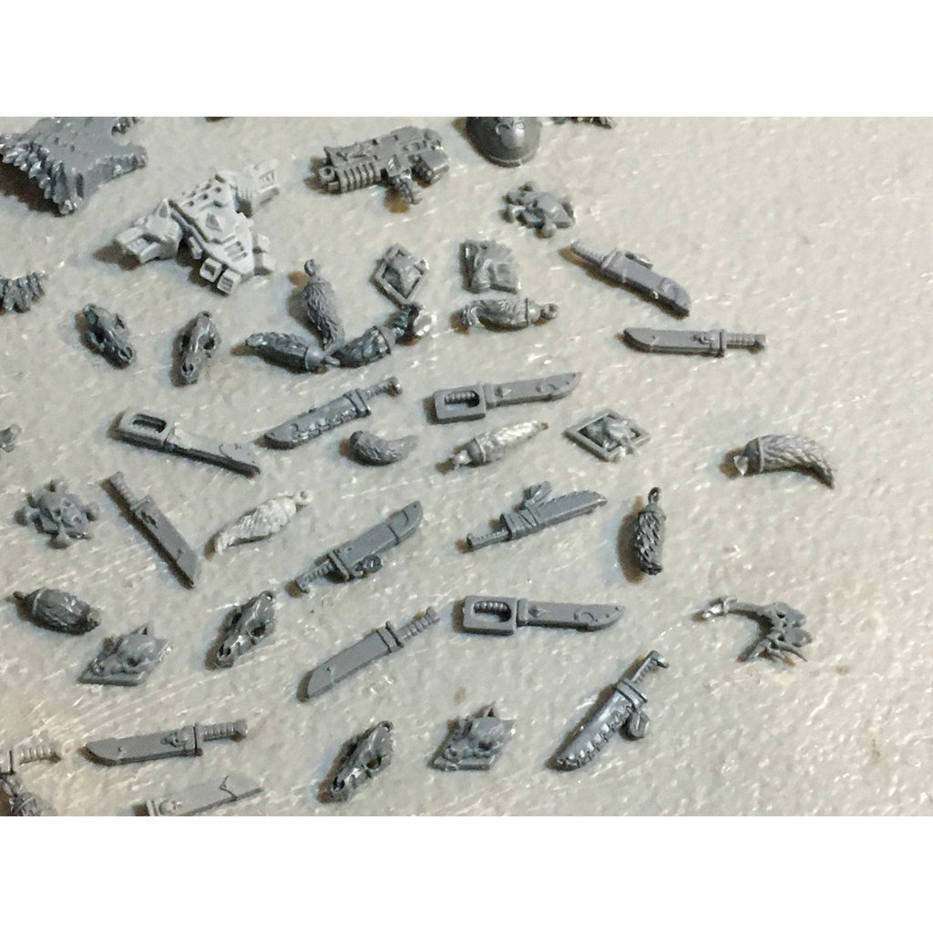 A33592 WARHAMMER 40K SPACE MARINES WOLVES BITS LOT ACCESSORY KNIFE TALISMAN GW