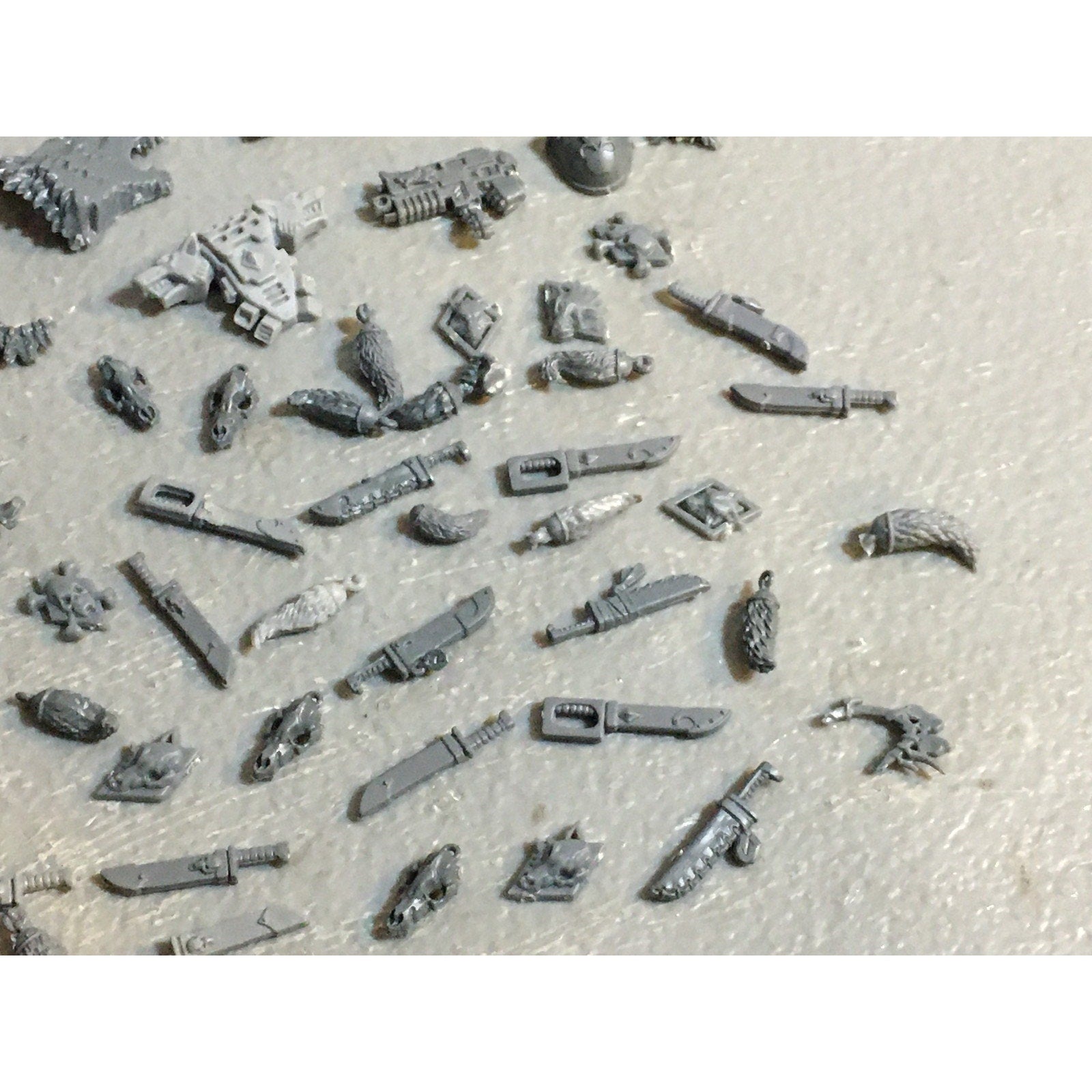 A33592 WARHAMMER 40K SPACE MARINES WOLVES BITS LOT ACCESSORY KNIFE TALISMAN GW