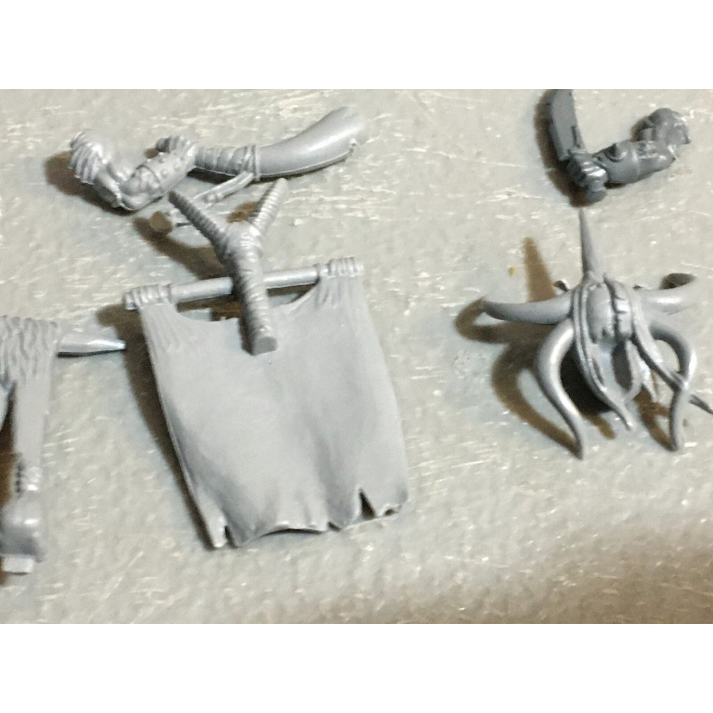 A23123 WARHAMMER FANTASY CHAOS BEASTMEN BITS LOT GORS BANNERS ARMS GW