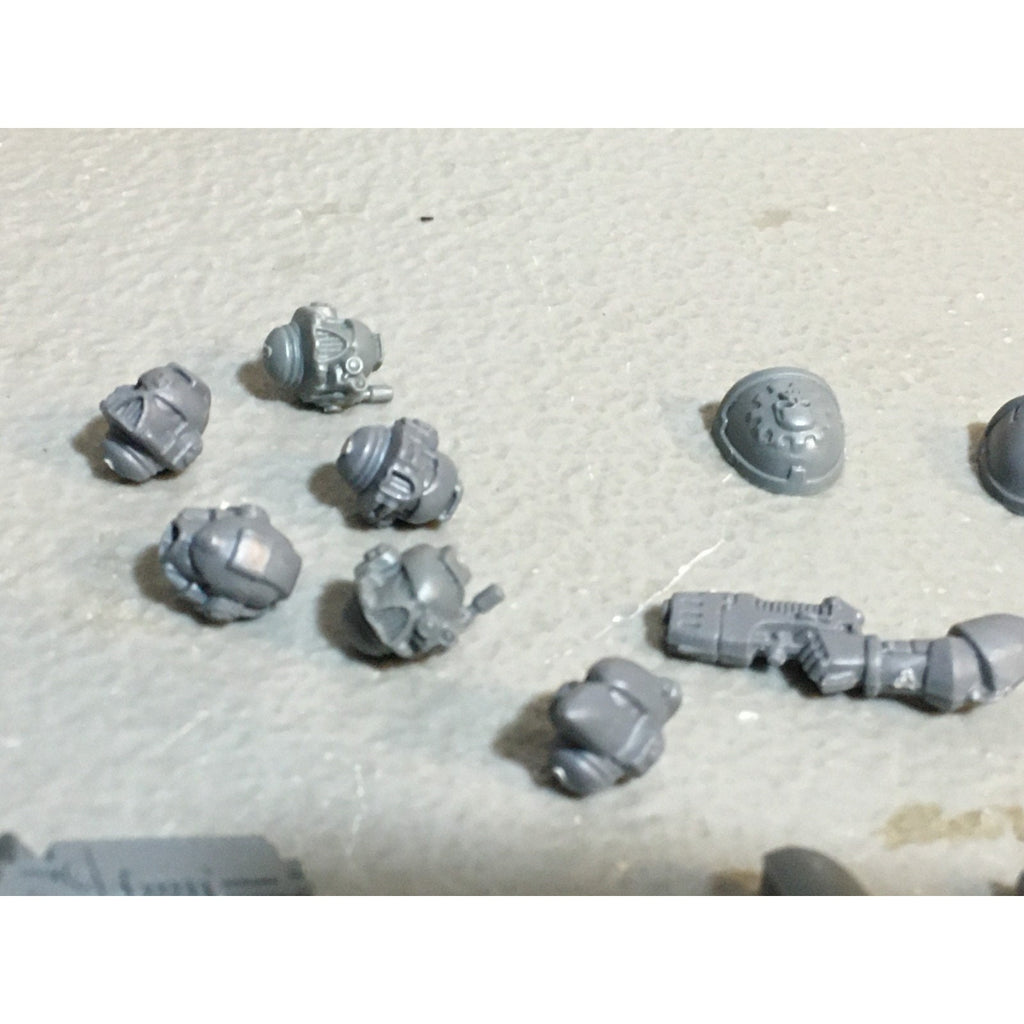 A27488 WARHAMMER 40K SPACE MARINES BITS LOT ARMS HEADS SCOUT GW