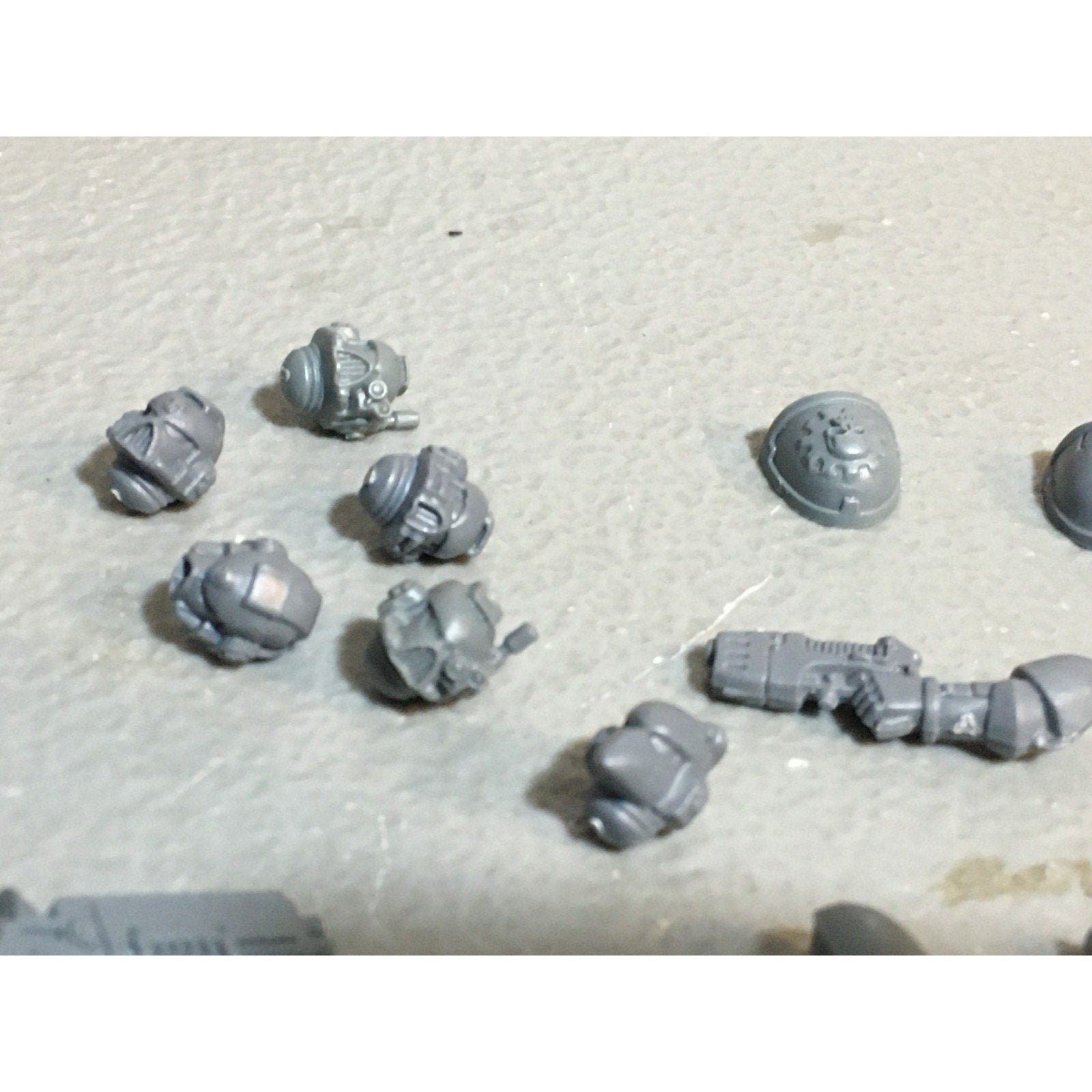A27488 WARHAMMER 40K SPACE MARINES BITS LOT ARMS HEADS SCOUT GW