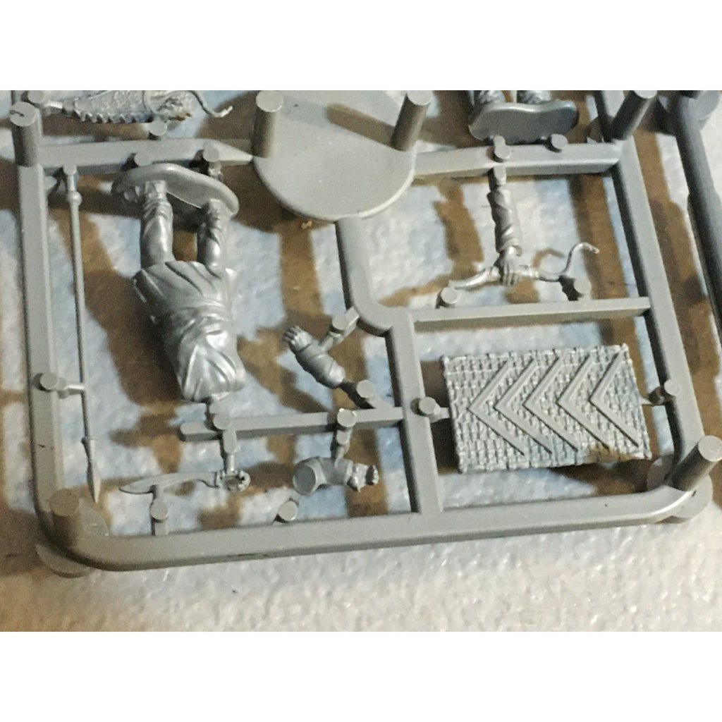 A32552 UNKNOWN MINIATURES PLASTIC WARRIOR SOLDIER BARBARIAN