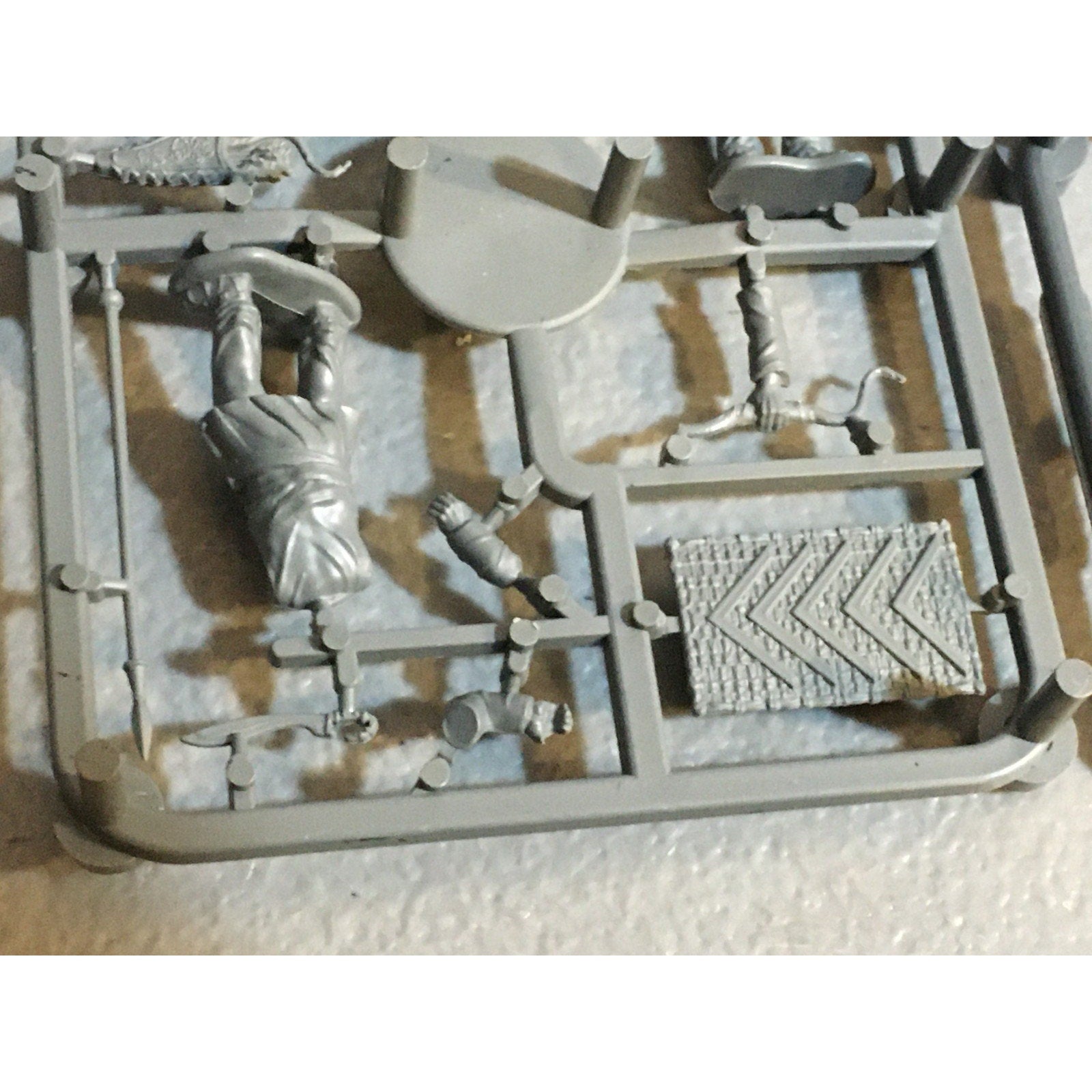 A32552 UNKNOWN MINIATURES PLASTIC WARRIOR SOLDIER BARBARIAN