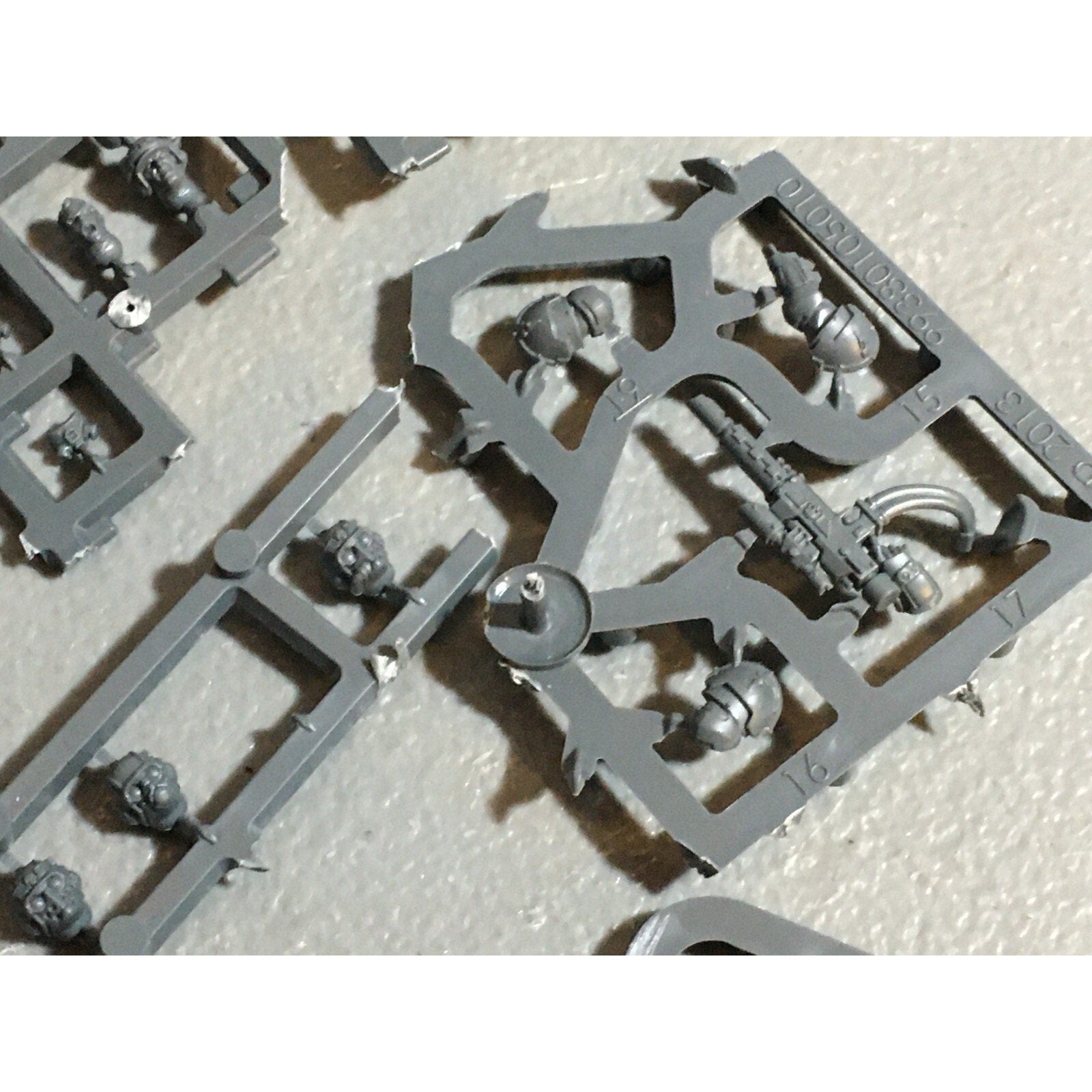A20989 WARHAMMER 40K ASTRA IMPERIAL GUARD BITS ON SPRUE LOT SCIONS HEADS ACCESSO