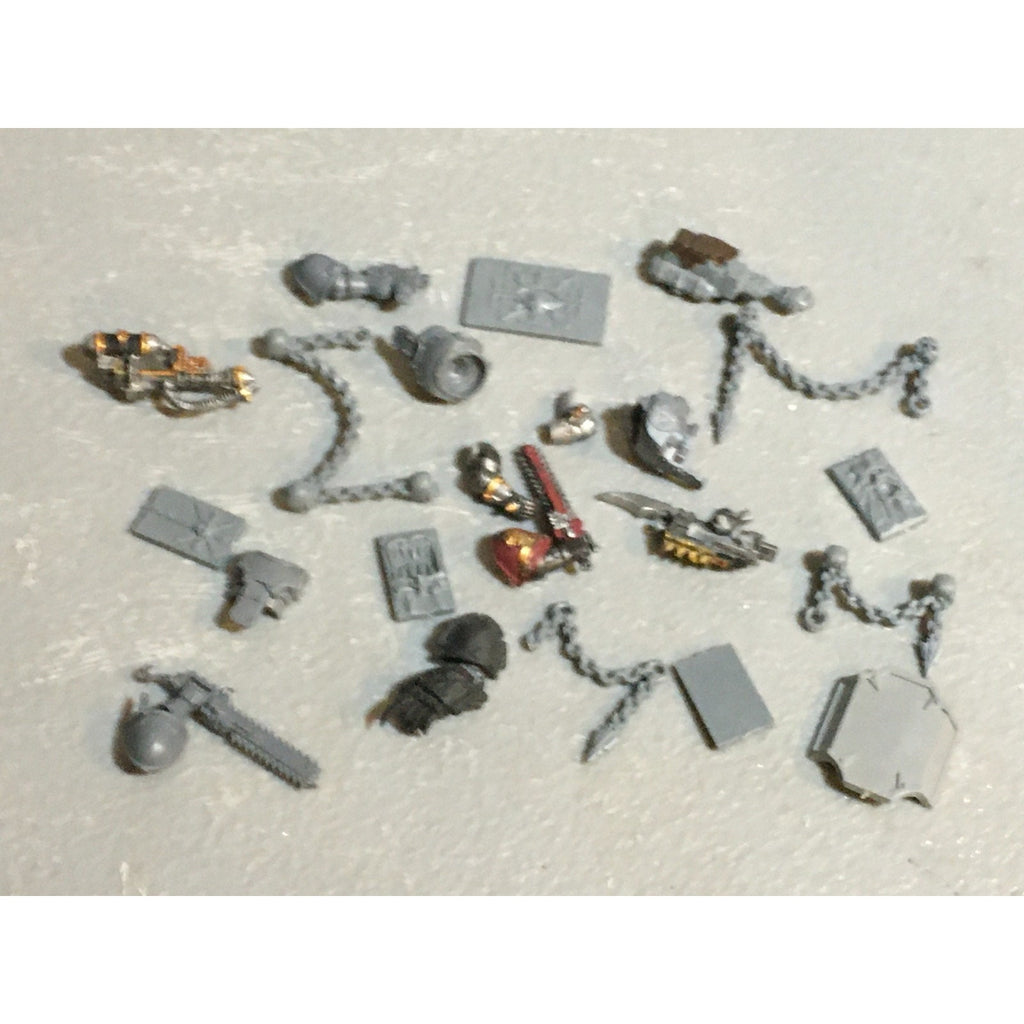 A24521 WARHAMMER 40K CHAOS SPACE MARINES BITS LOT TANK PLATES ARMS CHAINS GW