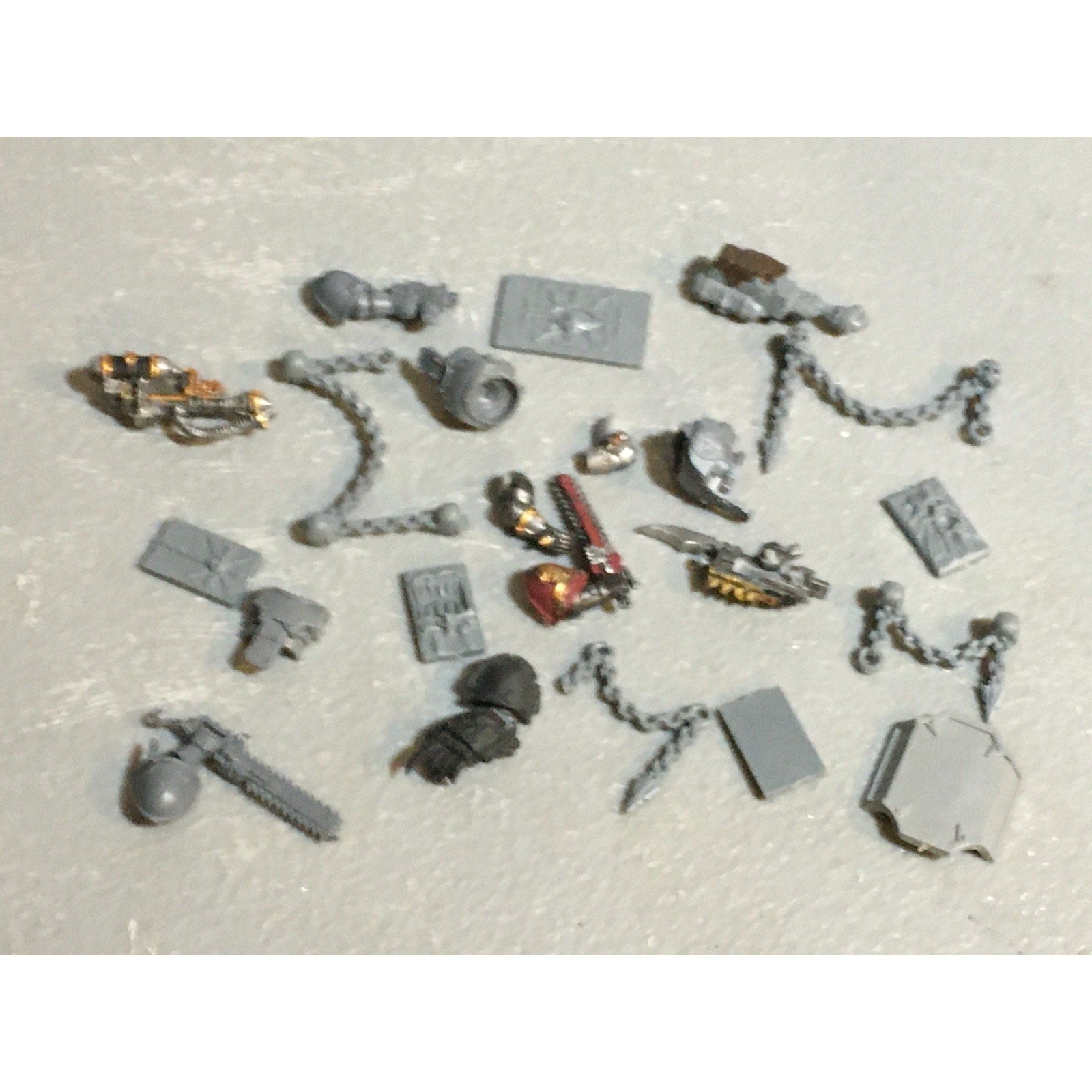 A24521 WARHAMMER 40K CHAOS SPACE MARINES BITS LOT TANK PLATES ARMS CHAINS GW