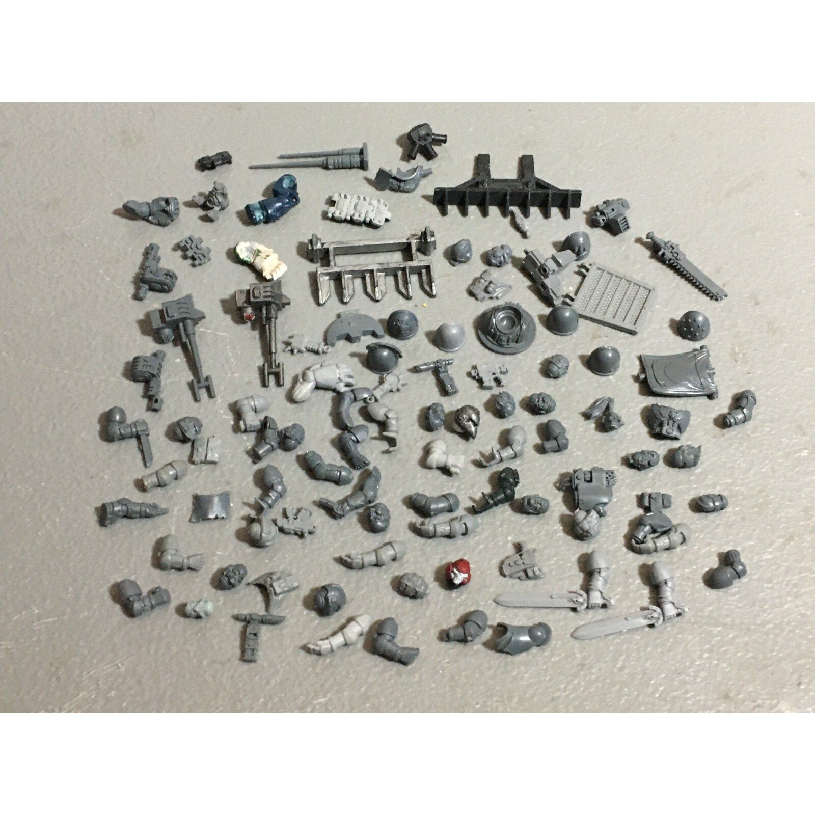 A19802 WARHAMMER 40K SPACE MARINES BITS LOT ARMS VEHICLE