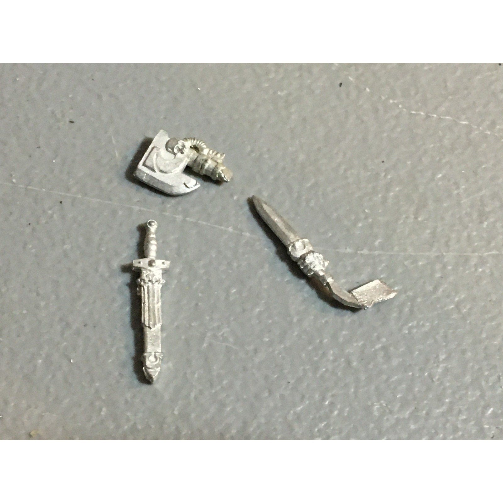 A24505 WARHAMMER 40K SPACE MARINES ULTRAMARINES METAL BITS LOT SWORD AXE HEAD