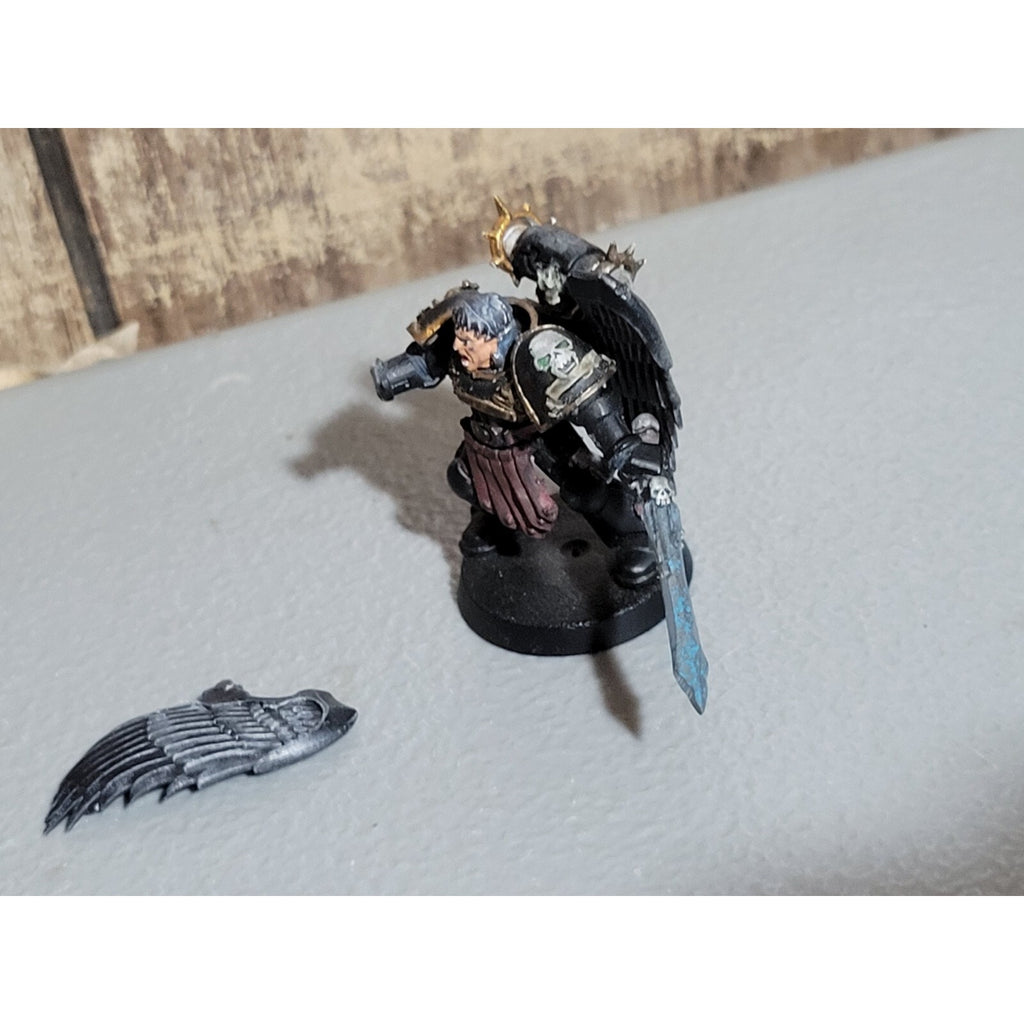 A18418 WARHAMMER 40K SPACE MARINES BLOOD ANGELS CAPTAIN LIEUTENANT CUS MISS HAND