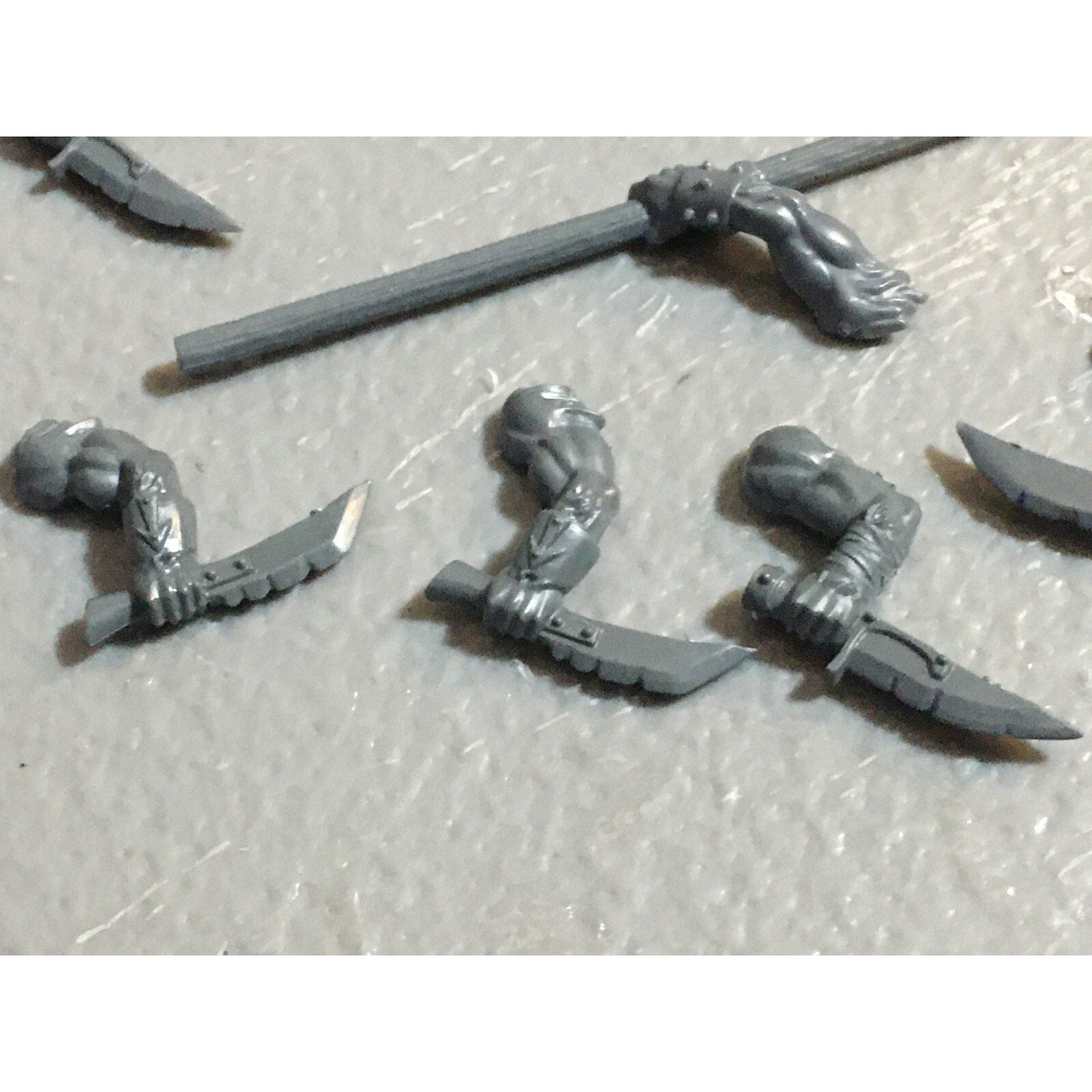 A23133 WARHAMMER FANTASY CHAOS BEASTMEN BITS LOT GORS BANNERS ARMS GW