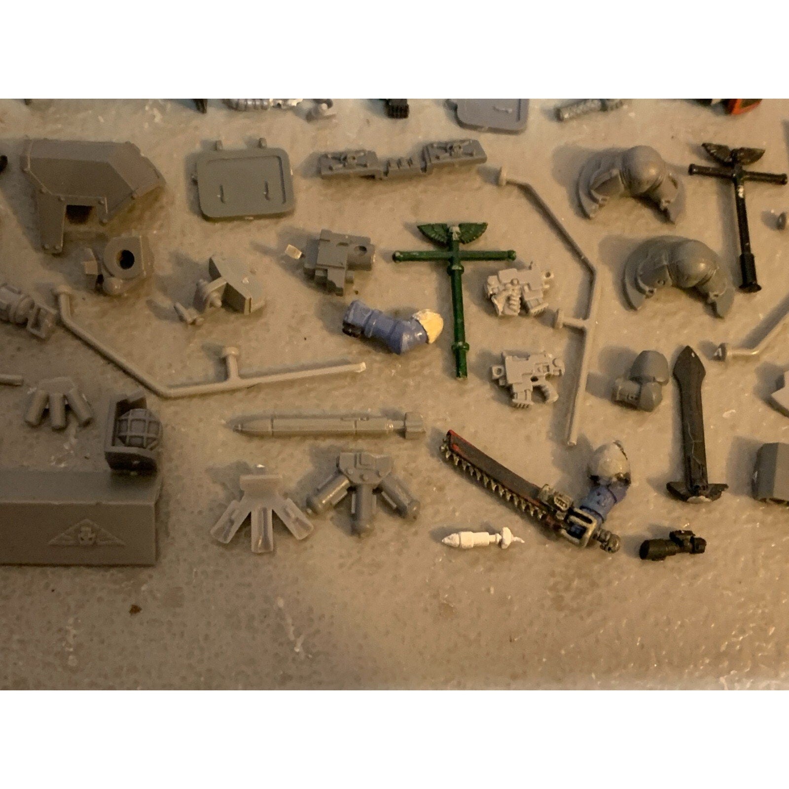 A23327 WARHAMMER 40K SPACE MARINES BITS LOT GUNS ARMS TANK STANDARD POLE GW