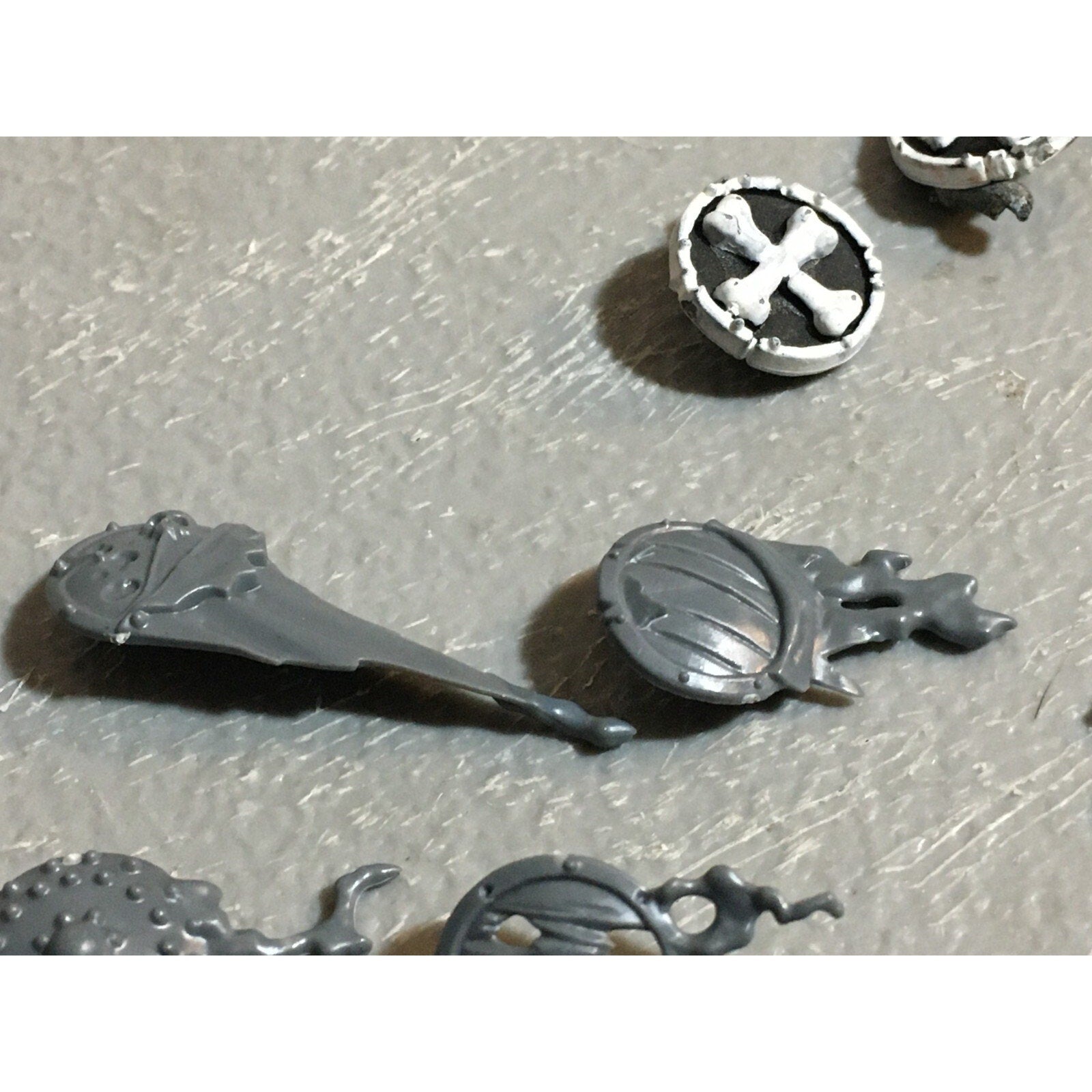A23459 WARHAMMER FANTASY VAMPIRE COUNTS UNDEAD BITS LOT SHIELDS & ICONS GW