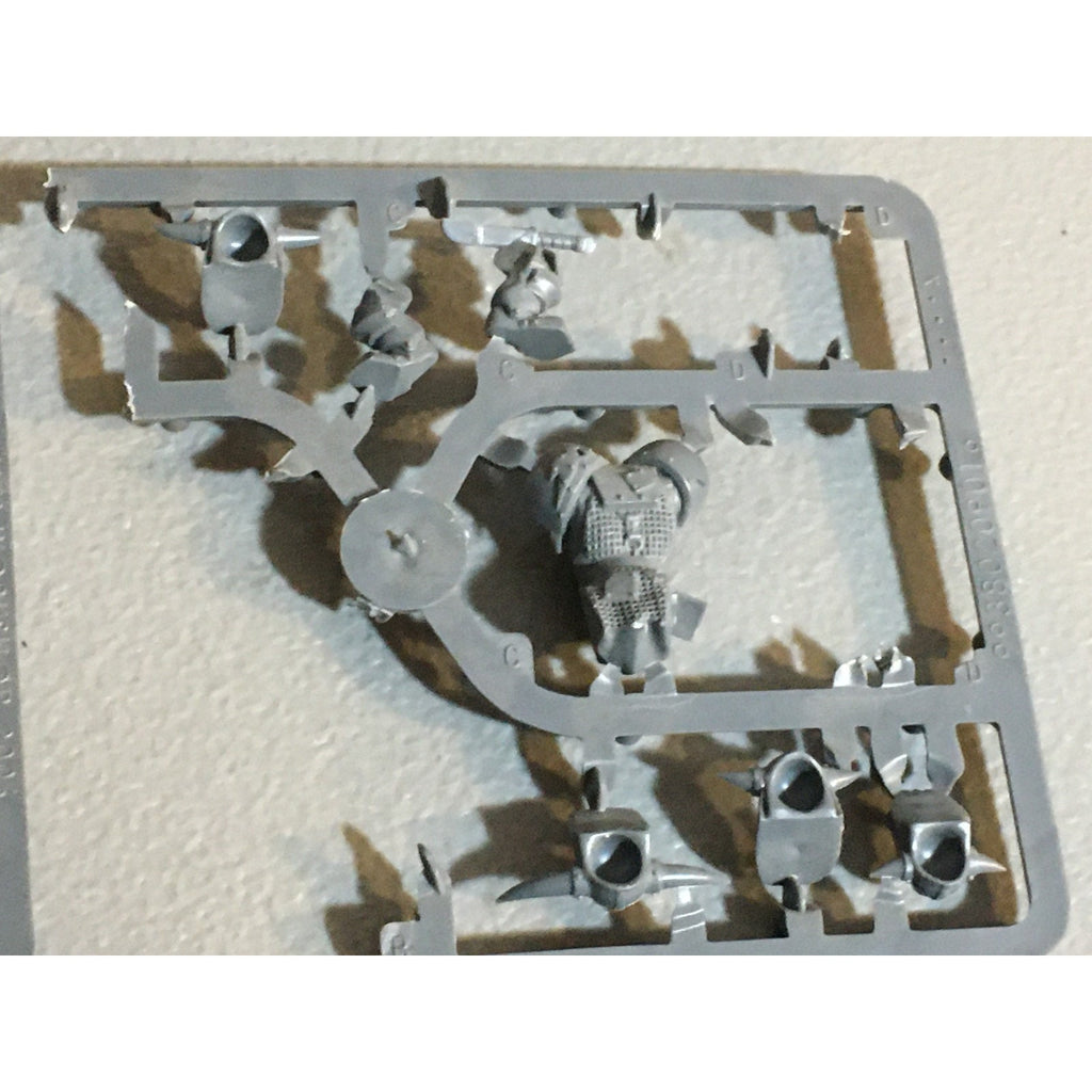 A33616 WARHAMMER FANTASY ORCS & GOBLINS BITS LOT ON SPRUE BLACK ORC GW