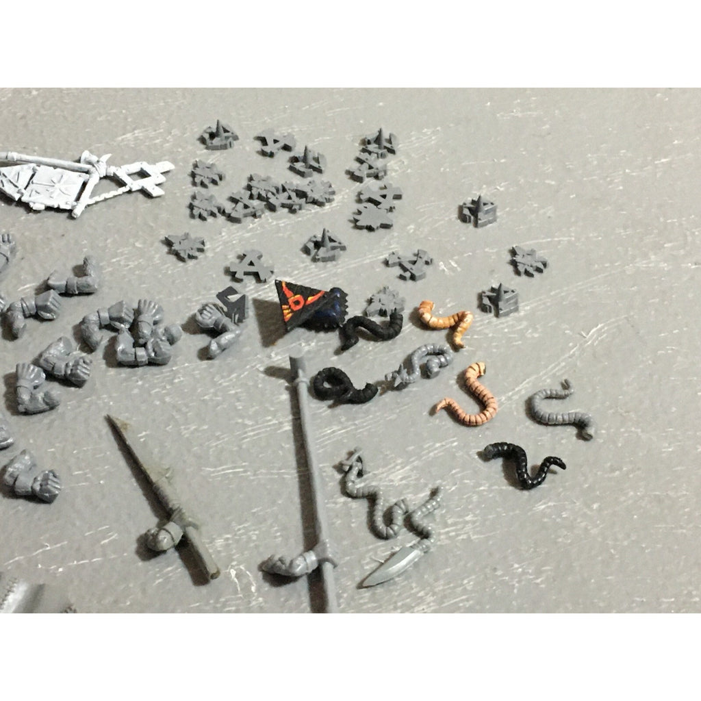 A22308 WARHAMMER FANTASY SKAVEN BITS LOT MIXED ARMS ICONS TAIL GAMES WORKSHOP GW