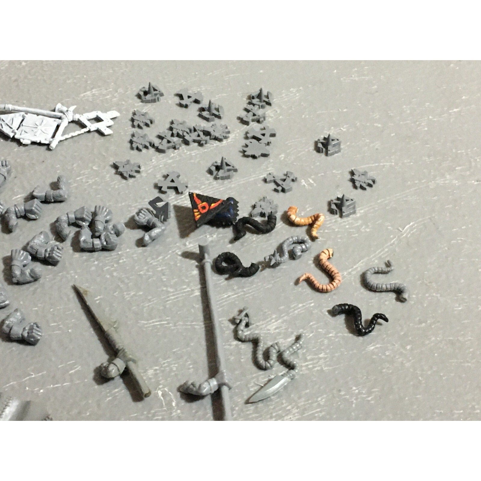 A22308 WARHAMMER FANTASY SKAVEN BITS LOT MIXED ARMS ICONS TAIL GAMES WORKSHOP GW