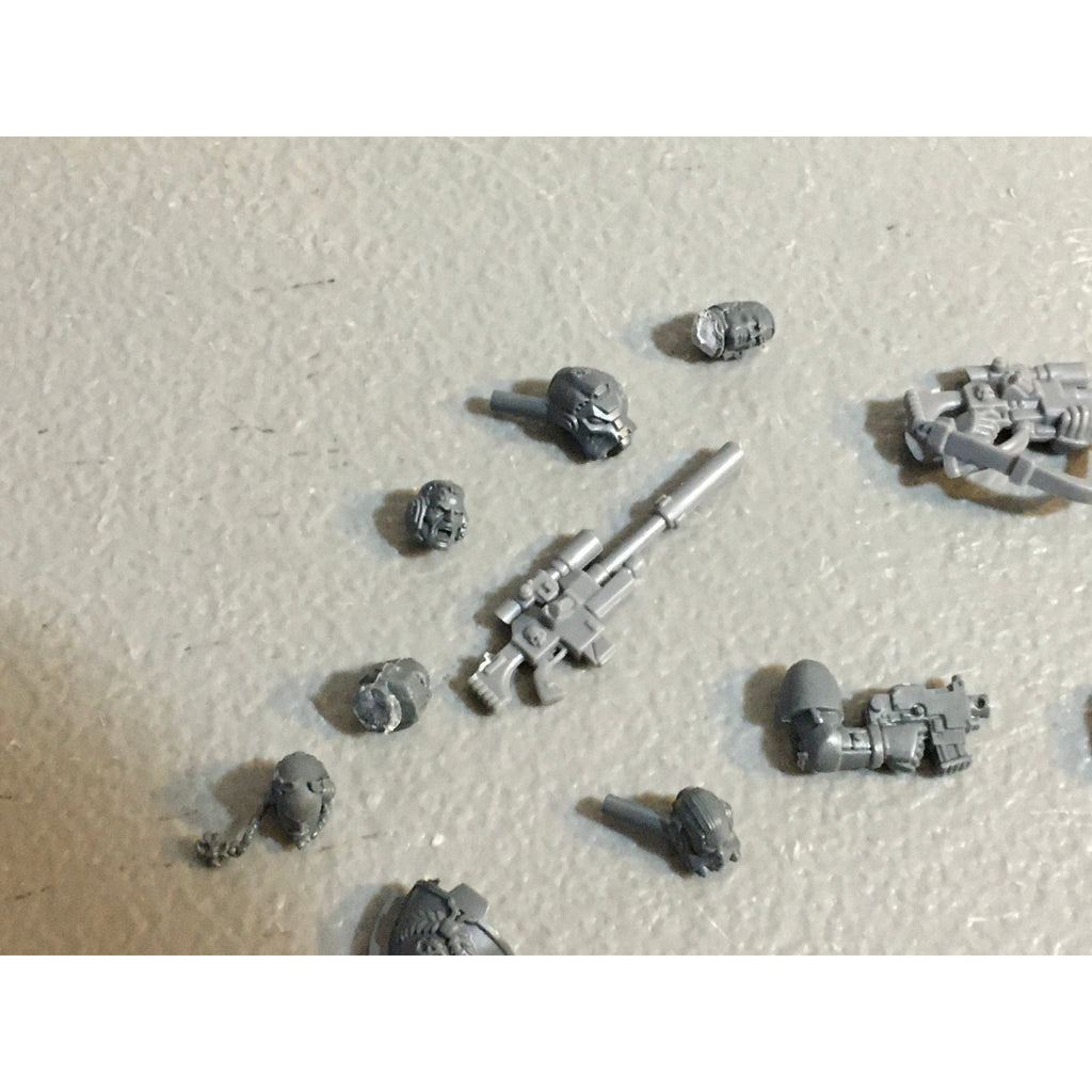 A29482 WARHAMMER 40K SPACE MARINES BITS LOT ARMS BOLTERS HEADS GW