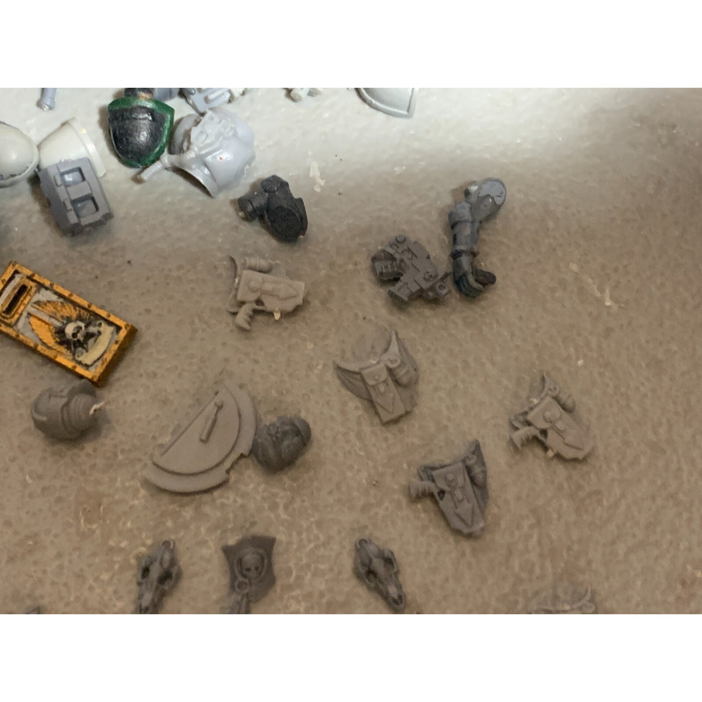 A23310 WARHAMMER 40K SPACE MARINES BITS LOT SOME SPACE WOLVES HEADS ARMS GUNS