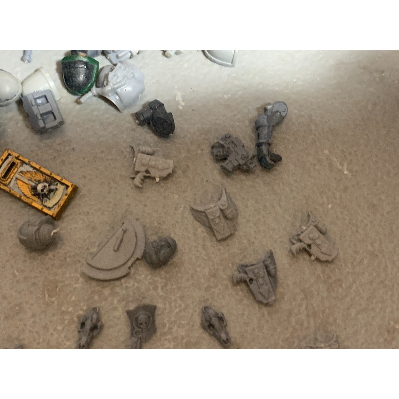 A23310 WARHAMMER 40K SPACE MARINES BITS LOT SOME SPACE WOLVES HEADS ARMS GUNS