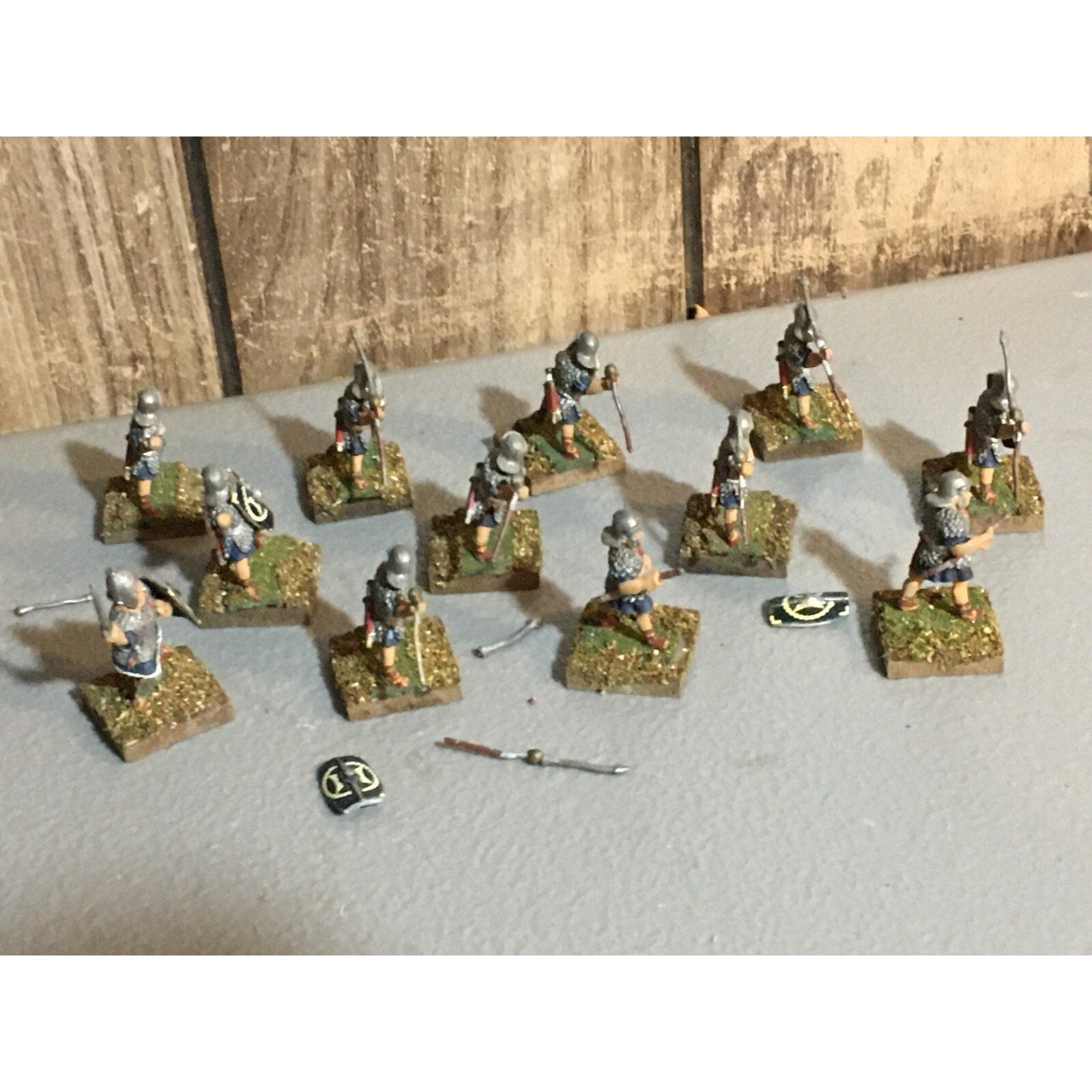 A23531 UNKNOWN METAL MINIATURES SOLDIERS WARRIORS ROMAN MISS 2 SPEARS