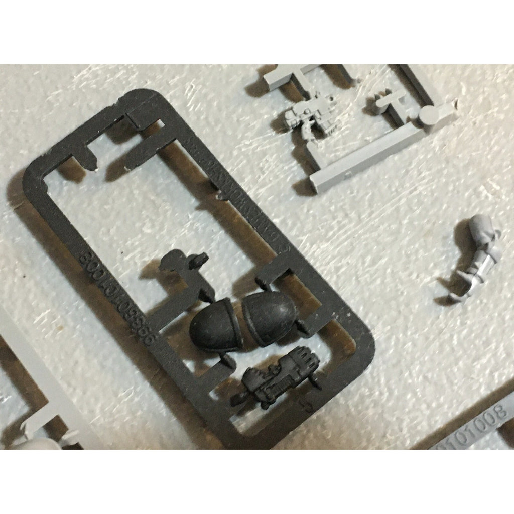 A23095 WARHAMMER 40K SPACE MARINES BITS LOT SHOULDER ARM PISTOL GAMES WORKSHOP