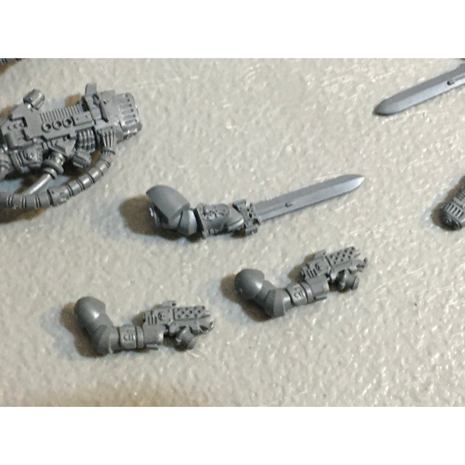 A29392 WARHAMMER 40K SPACE MARINES PRIMARIS BITS LOT ARMS PISTOL HEAVY SWORD GW